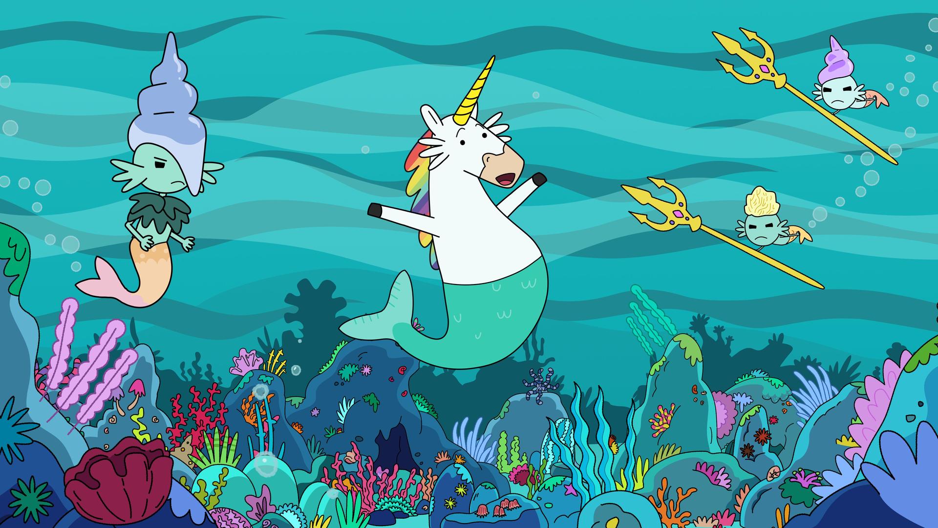 Unter Wasser mit bunten Algengewächsen am felsigen Grund schwimmt die Meerkönigin, die grimmig zu Blümchen guckt, die mit Kiemen unter den Ohren, offenem Mund, ausgebreiteten Armen und mit einer türkisen Schwanzflosse froh im Wasser schwebt. Von der anderen Seite schwimmen zwei kleine Vertreter des Meervolkes ebenfalls mit grimmigen Gesichtern - sie haben jeder einen Dreizack in einer Hand - auf Blümchen zu.