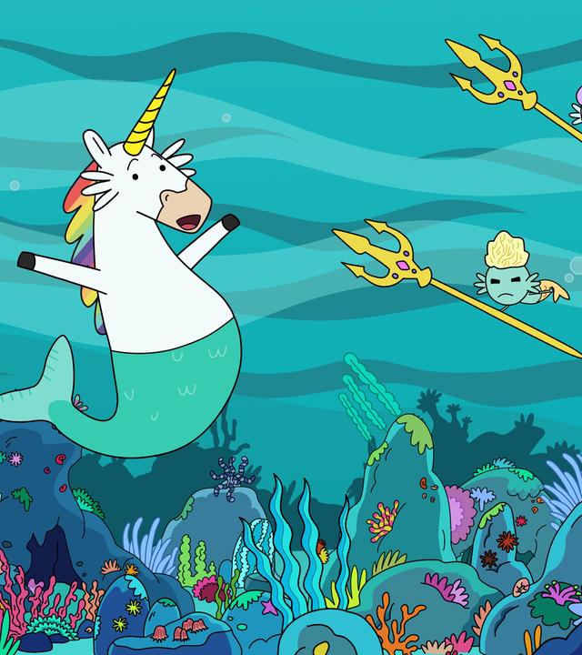 Unter Wasser mit bunten Algengewächsen am felsigen Grund schwimmt die Meerkönigin, die grimmig zu Blümchen guckt, die mit Kiemen unter den Ohren, offenem Mund, ausgebreiteten Armen und mit einer türkisen Schwanzflosse froh im Wasser schwebt. Von der anderen Seite schwimmen zwei kleine Vertreter des Meervolkes ebenfalls mit grimmigen Gesichtern - sie haben jeder einen Dreizack in einer Hand - auf Blümchen zu.