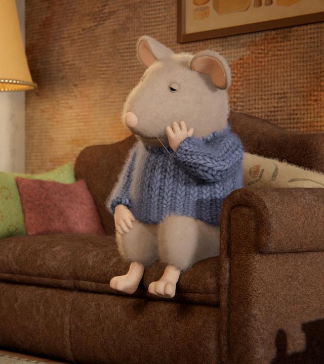 Sam sitzt zuhause auf dem Sofa und hält sich die linke Hand an die Backe. Er hat Zahnschmerzen.