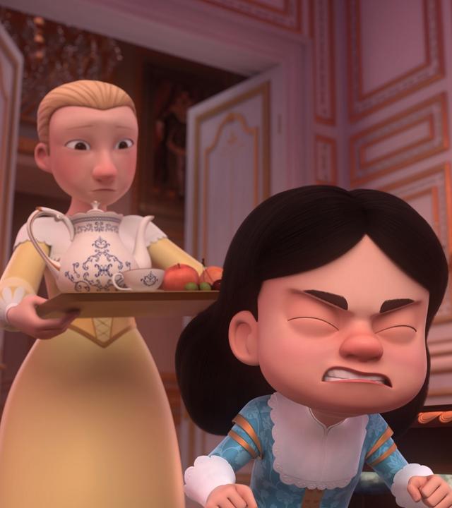 In den Sälen des Palastes: König Louis XIII. steht offenbar wütend mit geballten Fäusten und und zusammengekniffenen Augen in einem Saal.  Hinter ihm steht seine Gouvernante Constance. Sie trägt ein Tablett in ihren Händen, auf dem sich eine Kanne, eine Tasse und Obst befindet. Sie schaut den kleinen König verwundert an.