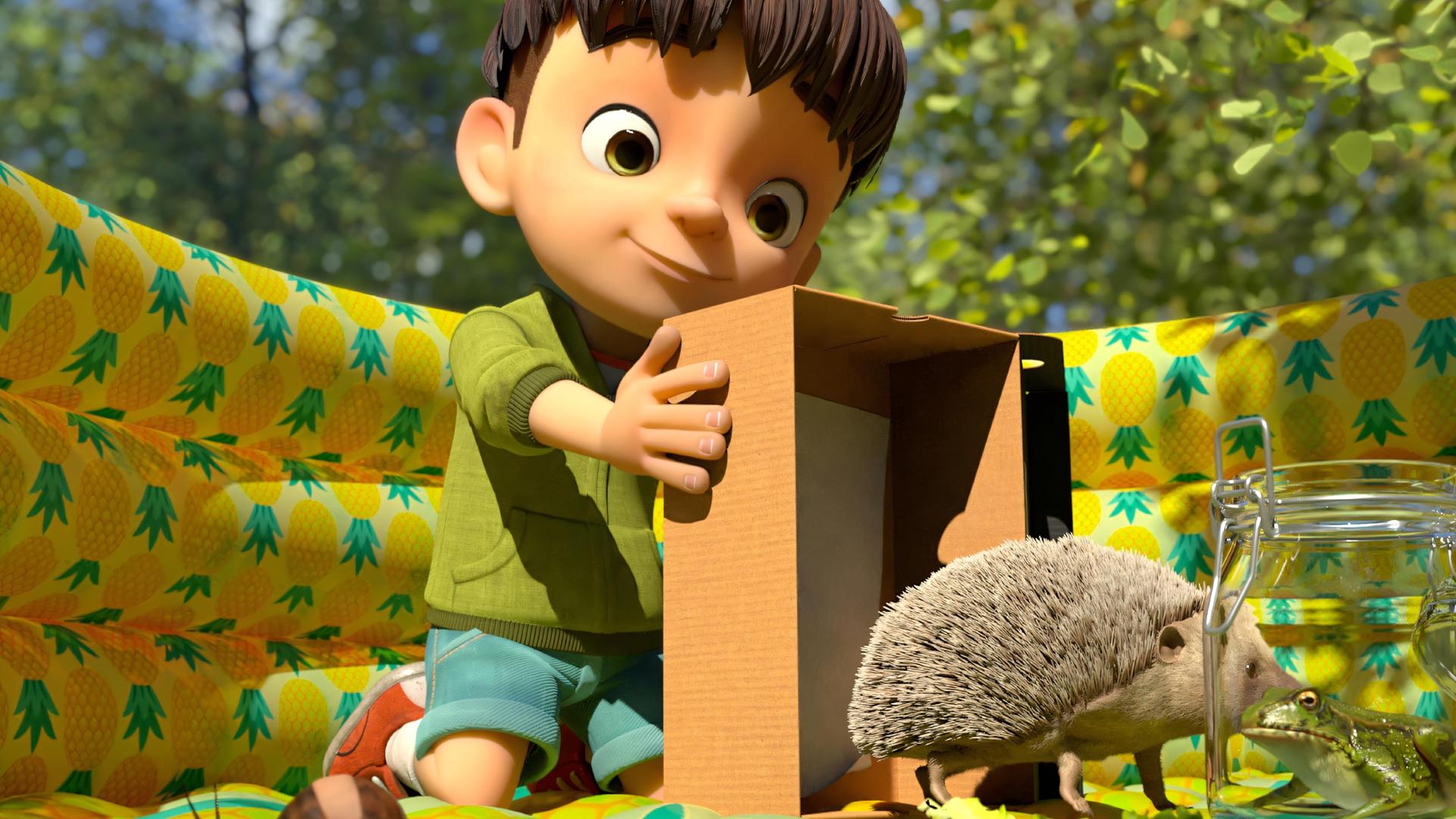 Kleiner Fuß sitzt kniend im Inneren eines gelben, aufblasbaren Schwimmbassins. Er hält einen kleinen Karton ohne Deckel in seinen Händen. Vor ihm steht ein Igel auf dem Bassinboden und ein Frosch sitzt in einem geöffneten Einmach-Glas.