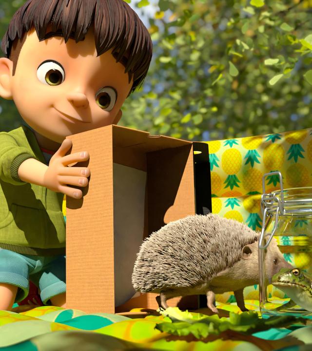 Kleiner Fuß sitzt kniend im Inneren eines gelben, aufblasbaren Schwimmbassins. Er hält einen kleinen Karton ohne Deckel in seinen Händen. Vor ihm steht ein Igel auf dem Bassinboden und ein Frosch sitzt in einem geöffneten Einmach-Glas.