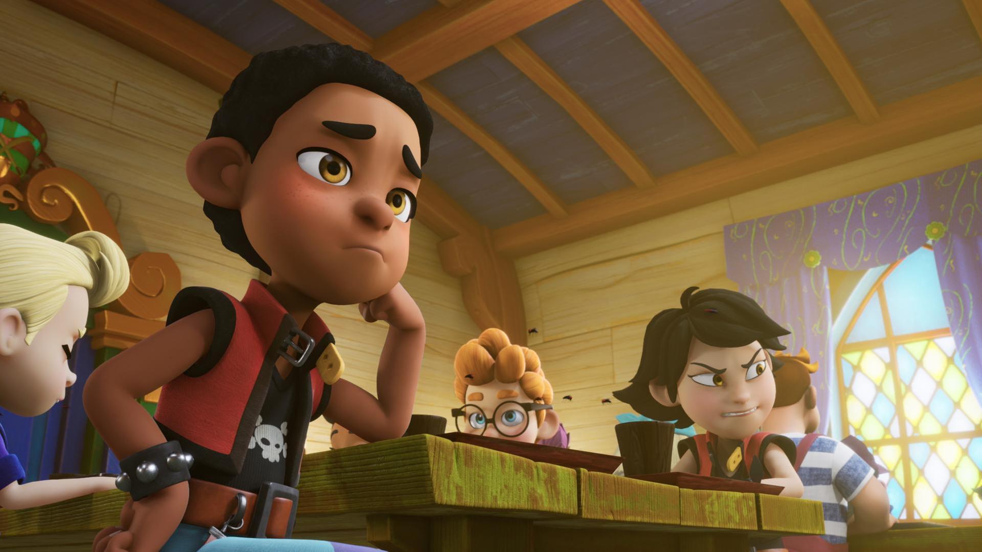 Zoe und Finn sitzen in der Kajüte an einem Tisch. Finn, der seinen Kopf auf seinem Arm abstützt, sowie viele andere Schüler, schauen ziemlich genervt nach vorne.