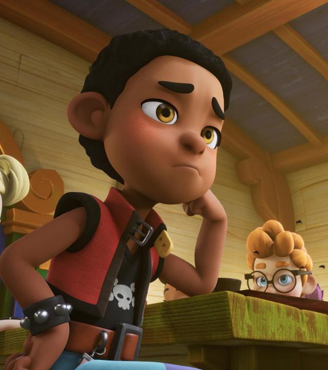 Zoe und Finn sitzen in der Kajüte an einem Tisch. Finn, der seinen Kopf auf seinem Arm abstützt, sowie viele andere Schüler, schauen ziemlich genervt nach vorne.