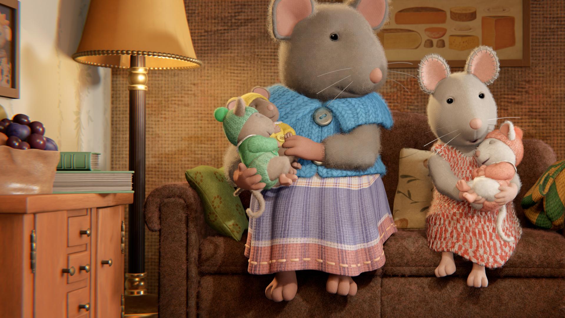 Im Wohnzimmer sitzen Sams Mutter und Julia nebeneinander auf der Couch im Wohnzimmer. Sams Mutter hält ihre zwei kleinen schlafenden Babys im rechten Arm und auch Julia hat ein Baby im Arm, das sich an sie ankuschelt und schläft.