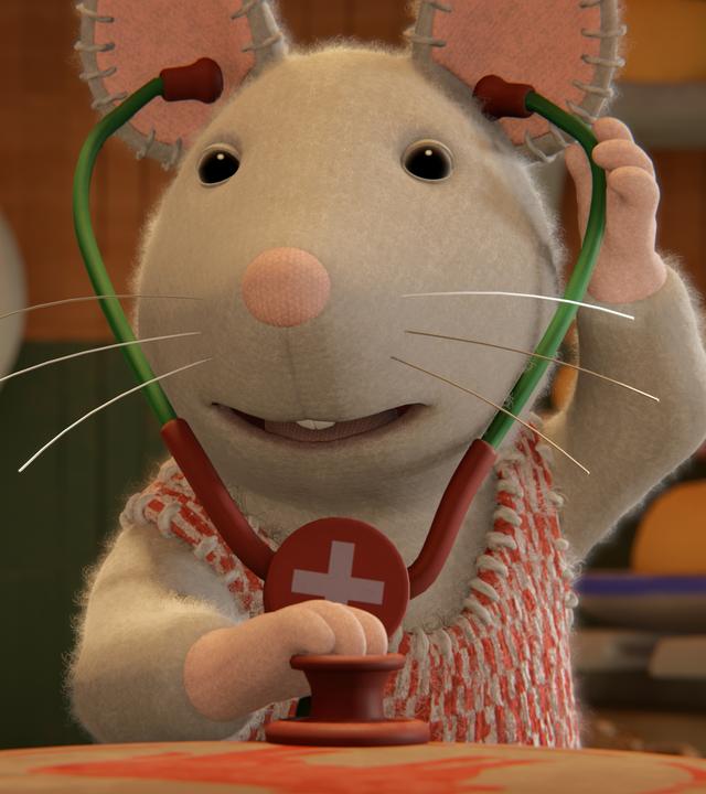 Julia hat ein Stethoskop in den Ohren, um ihre Patienten damit abzuhören. Sie freut sich darauf, Arztpraxis zu spielen.