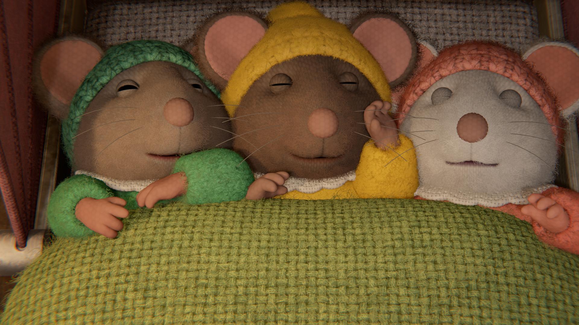 Die Baby-Mäuse Ariel, Noah und Julietta liegen nebeneinander im Kinderwagen und schlafen. Ariel trägt ein hellgrünes Jäckchen und eine hellgrüne Mütze, Noah das Gleiche in Gelb und Julietta in Rosa.