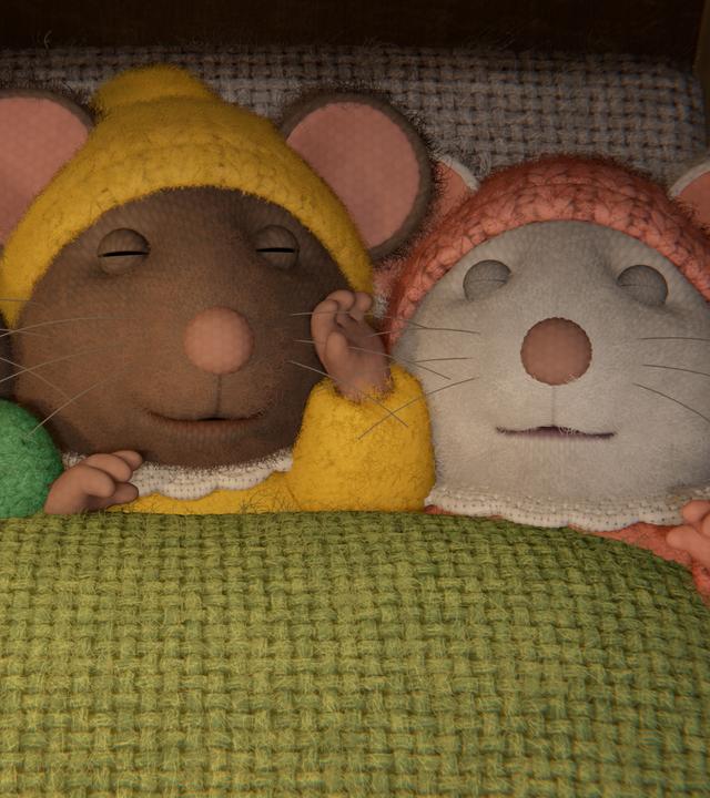 Die Baby-Mäuse Ariel, Noah und Julietta liegen nebeneinander im Kinderwagen und schlafen. Ariel trägt ein hellgrünes Jäckchen und eine hellgrüne Mütze, Noah das Gleiche in gelb und Julietta in rosa.