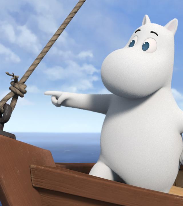 Mumin steht an der Spitze eines Segelboots und zeigt mit dem ausgetreckten Arm in die Segelrichtung.