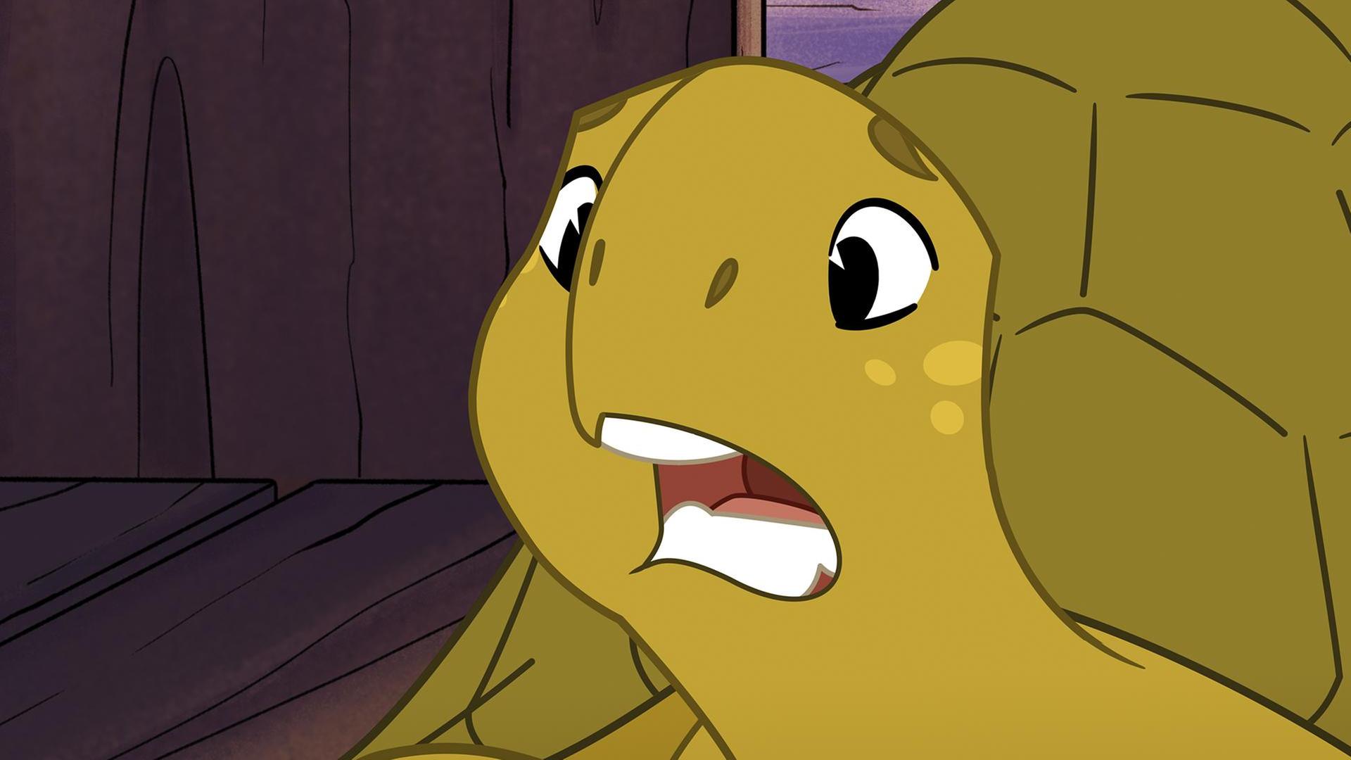 Die grüne Schildkröte Törtel blickt erschrocken und mit offenem Mund an der Kamera vorbei. Sie hat den Riesen entdeckt.