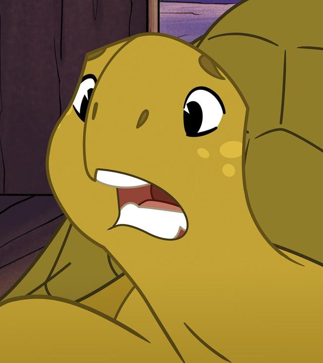 Die grüne Schildkröte Törtel blickt erschrocken und mit offenem Mund an der Kamera vorbei. Sie hat den Riesen entdeckt.