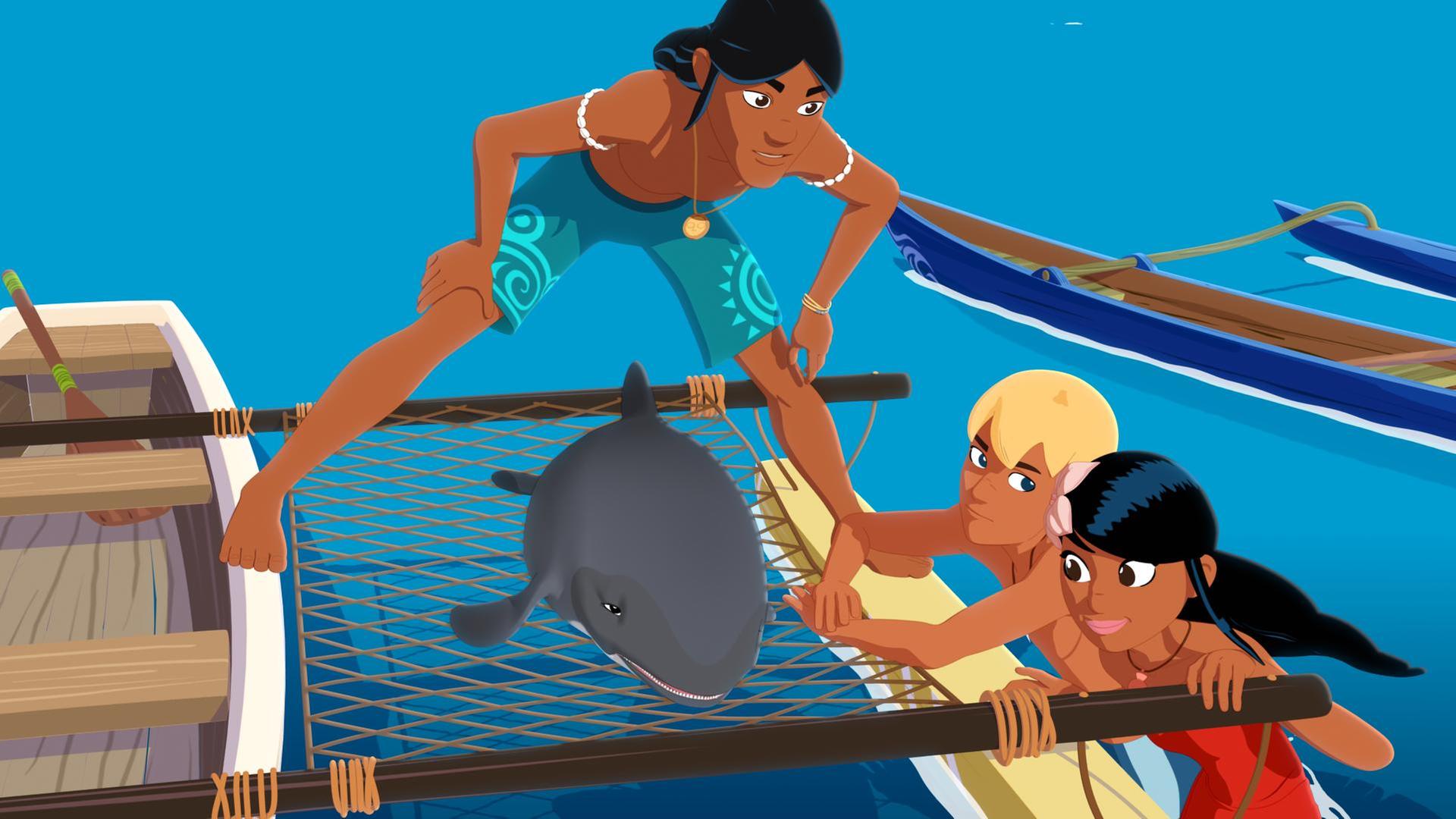 Ein kleiner Delfin liegt geschwächt auf einem Netz eines Bootes, die Freunde Auru, Yann und Timeti stehen um ihn herum und schauen sich besorgt an.