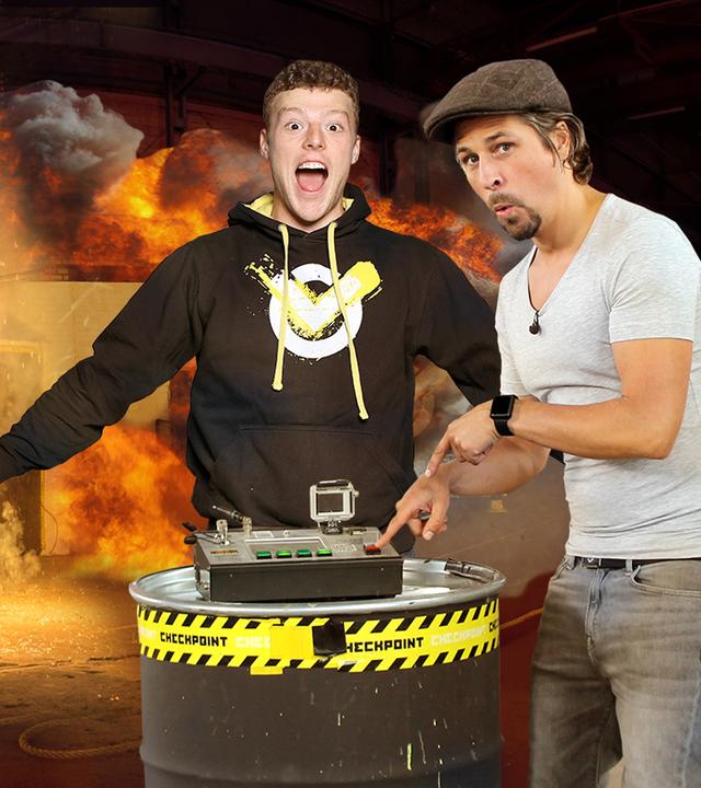 Checkpoint: Tommy Scheel und das Testteam stehen in der Checkpoint-Halle. 