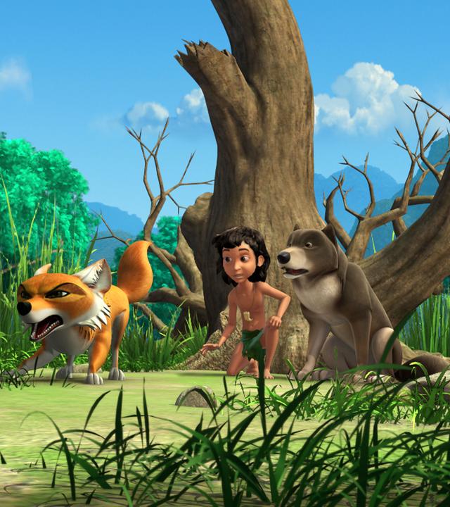 Mogli und Bala stehen gegen einen Baum gepresst, Tabaqui steht vor ihnen und verteidigt sie gegen Shir Khan.