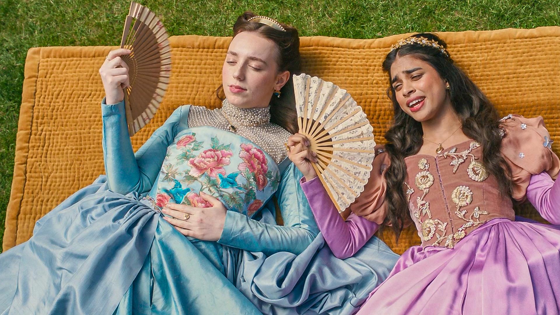 Auf einer Decke liegen zwei junge Damen in prunkvollen Kleidern mit Fächern. Es sind Lady Jane und Lady Sarah, die in ihren Erzählungen zu schwelgen scheint.