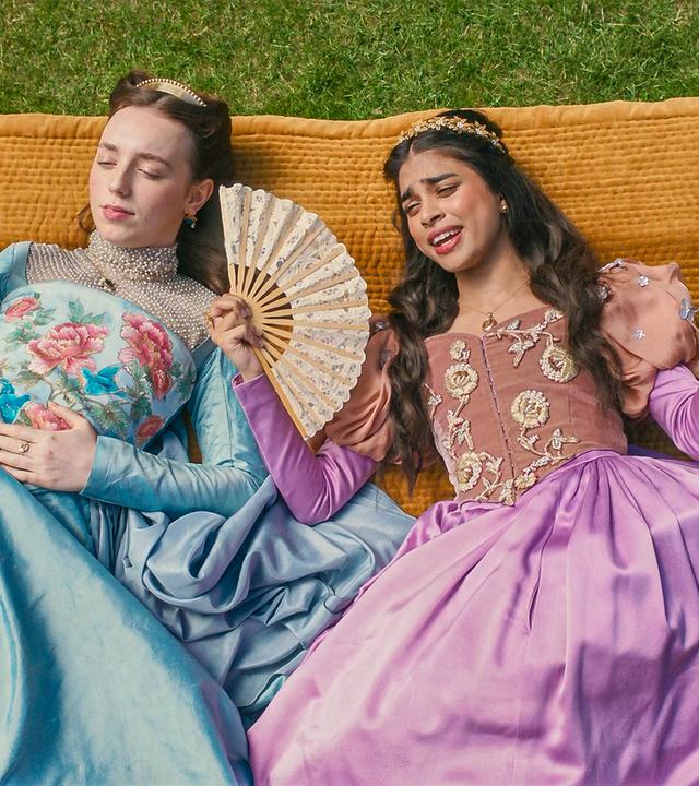 Auf einer Decke liegen zwei junge Damen in prunkvollen Kleidern mit Fächern. Es sind Lady Jane und Lady Sarah, die in ihren Erzählungen zu schwelgen scheint.