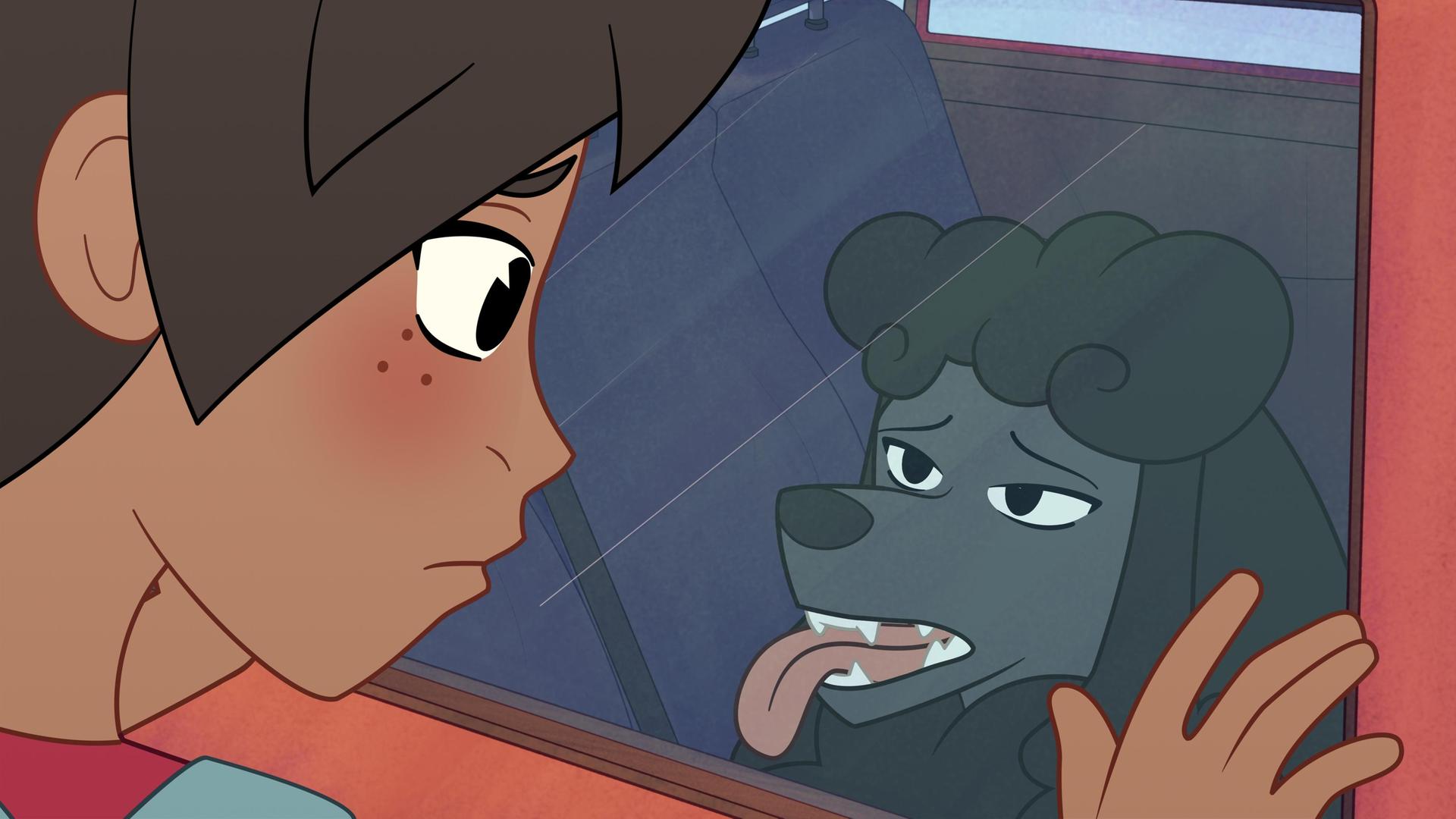 Josefine steht vor einem roten Auto und stützt ihre Hände neben dem Fenster ab. Hinter der Fensterscheibe, auf der Rückbank, sitzt ein Hund mit dunklem Fell, offenem Maul und herausgestreckter Zunge, den Josefine besorgt anschaut.