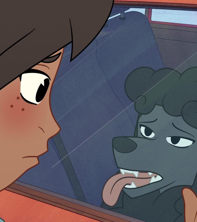 Josefine steht vor einem roten Auto und stützt ihre Hände neben dem Fenster ab. Hinter der Fensterscheibe, auf der Rückbank, sitzt ein Hund mit dunklem Fell, offenem Maul und herausgestreckter Zunge, den Josefine besorgt anschaut.