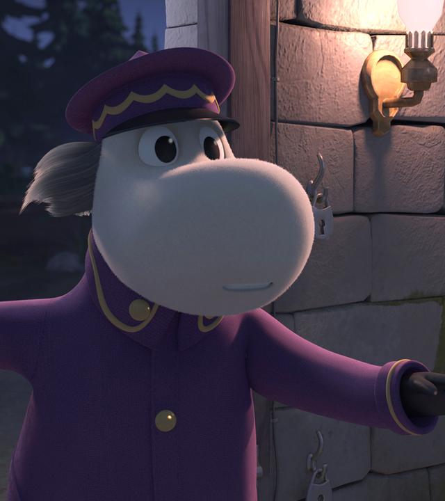 Der Parkwächter in seiner lila-farbenen Uniform rennt mit erschrockenem Blick durch eine Tür hindurch in ein Gebäude hinein.