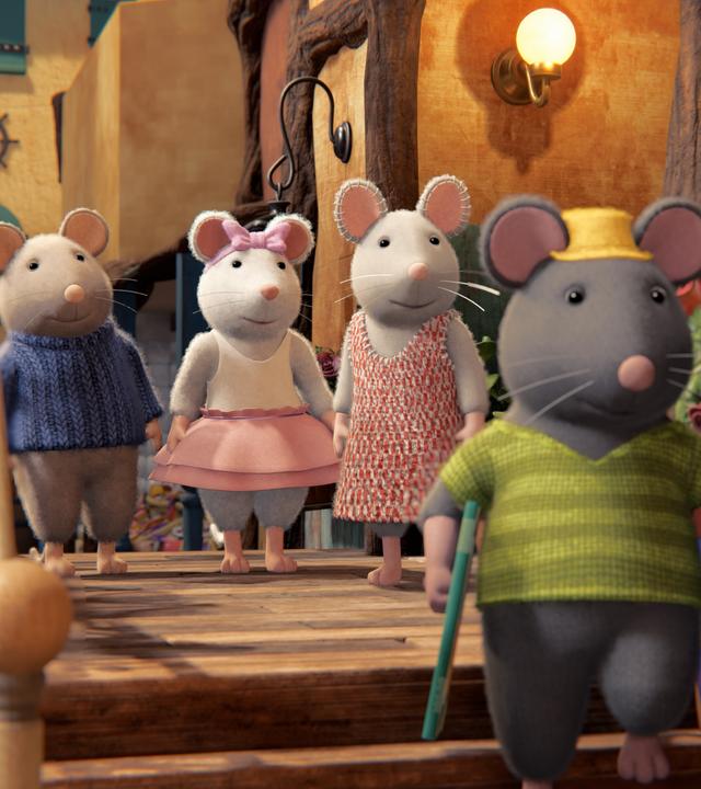 Sam, Ella und Julia stehen draußen auf einem Treppenabsatz und schauen Tonio nach, der mit zwei Bildern unter den Armen die Treppe hinunterläuft.