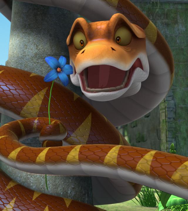 Kaa und Mogli schauen erschrocken auf eine Blume, die Kaa mit dem Schwanz hochhält.