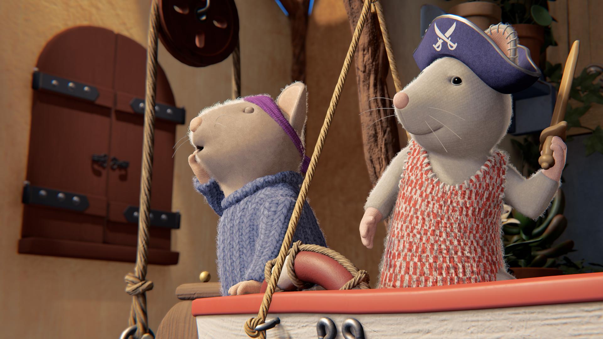 Julia und Sam befinden sich auf dem Boot von Opa Seemann. Julia ist als Piratin verkleidet. Sie trägt einen Piratenhut und hält in ihrer linken Pfote ein Schwert. Sam steht neben ihr, er trägt eine violette Stirnbinde und ruft etwas.