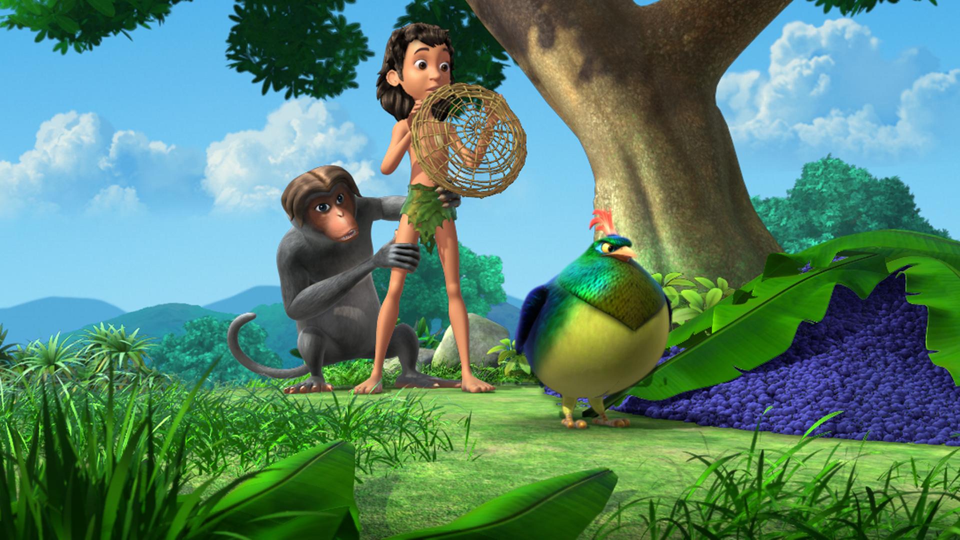 Ein Pfau stolziert vo einem Berg aus Beeren. Hinter ihm steht Mogli, der einen Korb über den Kopf hebt, und hinter Mogli ein Affe.