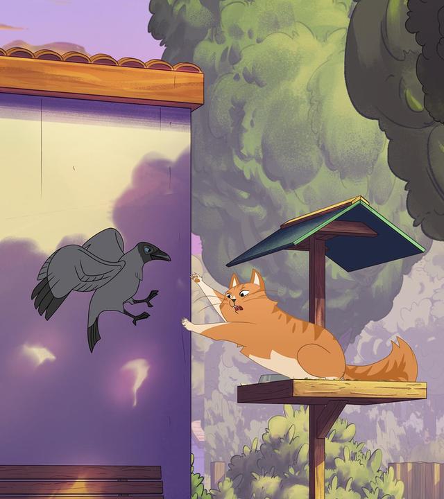 Die graue Krähe Kiki fliegt in der Luft. Daneben sitzt auf ähnlicher Höhe die orangefarbene Katze Maunzi auf einer Holzplatte eines Vogelhäuschens. Beide Tiere sind sich nah gegenüber und strecken ihre Krallen aus. Im Hintergrund befindet sich ein Wohnhaus mit großer Fensterscheibe.
