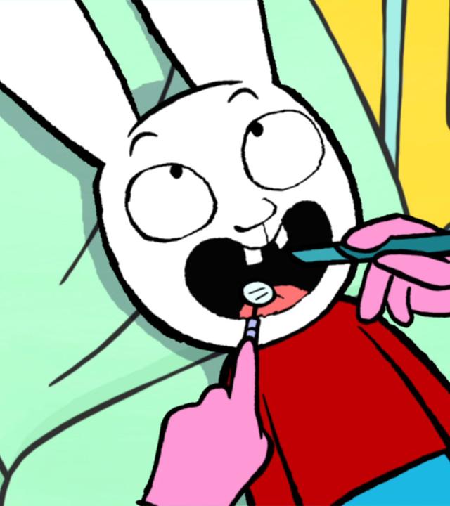 Simon liegt mit weit geöffneten Mund und Blick nach oben auf dem Zahnarztstuhl. Die Zahnärztin hält in ihrer linken Hand einen Mundspiegel und in der rechten Hand eine Absaugkanüle in Simons Mund. Simon hat zwei große Vorderzähne.