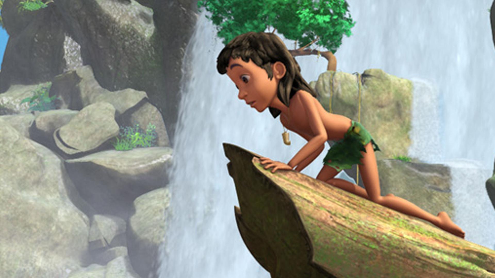 Mogli und Jakala kriechen auf allen Vieren auf einem Baumstamm und blicken von dort in die Tiefe. Im Hintergrund ist ein Wasserfall.