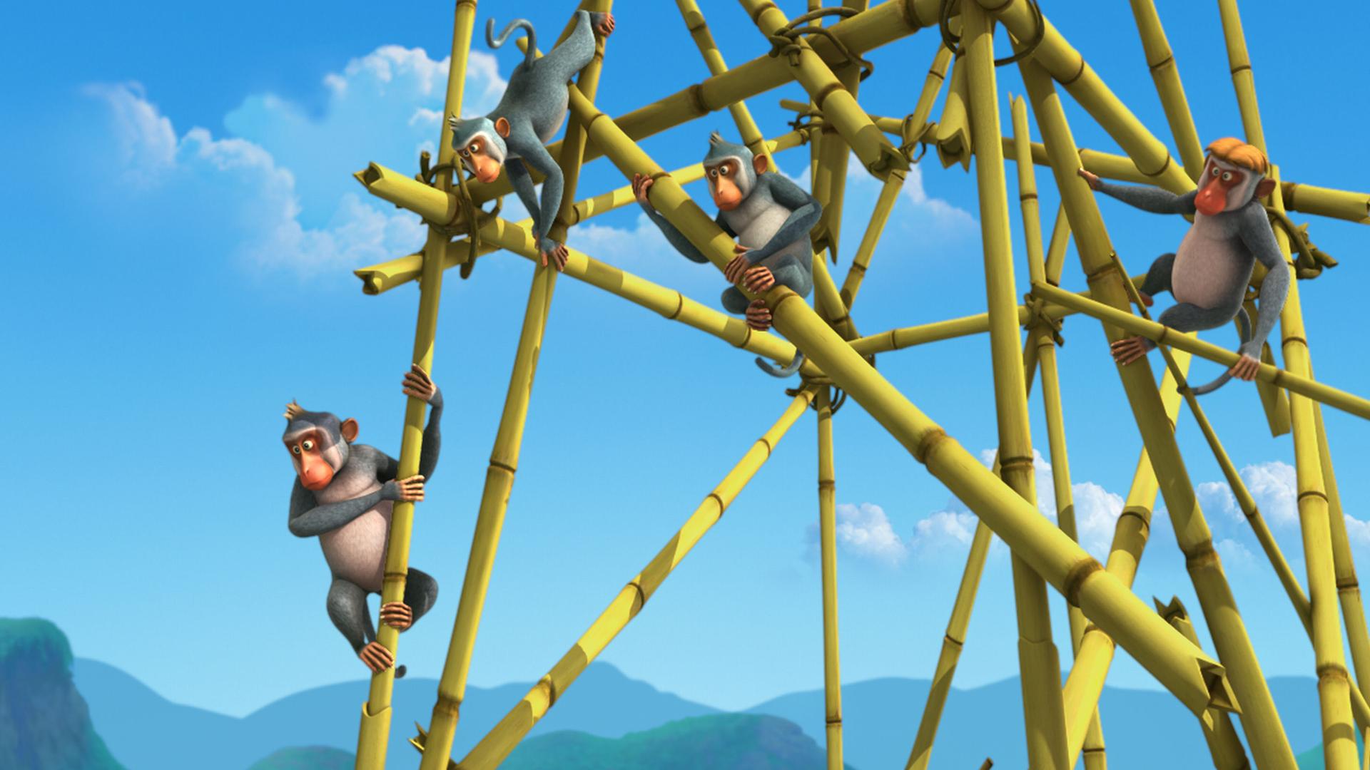 Vier Affen hängen am Bambusturm hoch oben in der Luft.