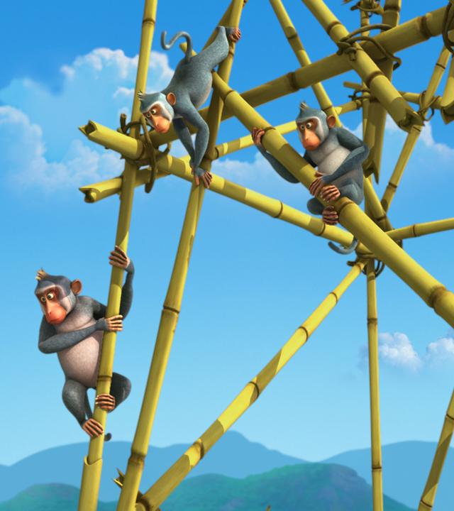 Vier Affen hängen am Bambusturm hoch oben in der Luft.