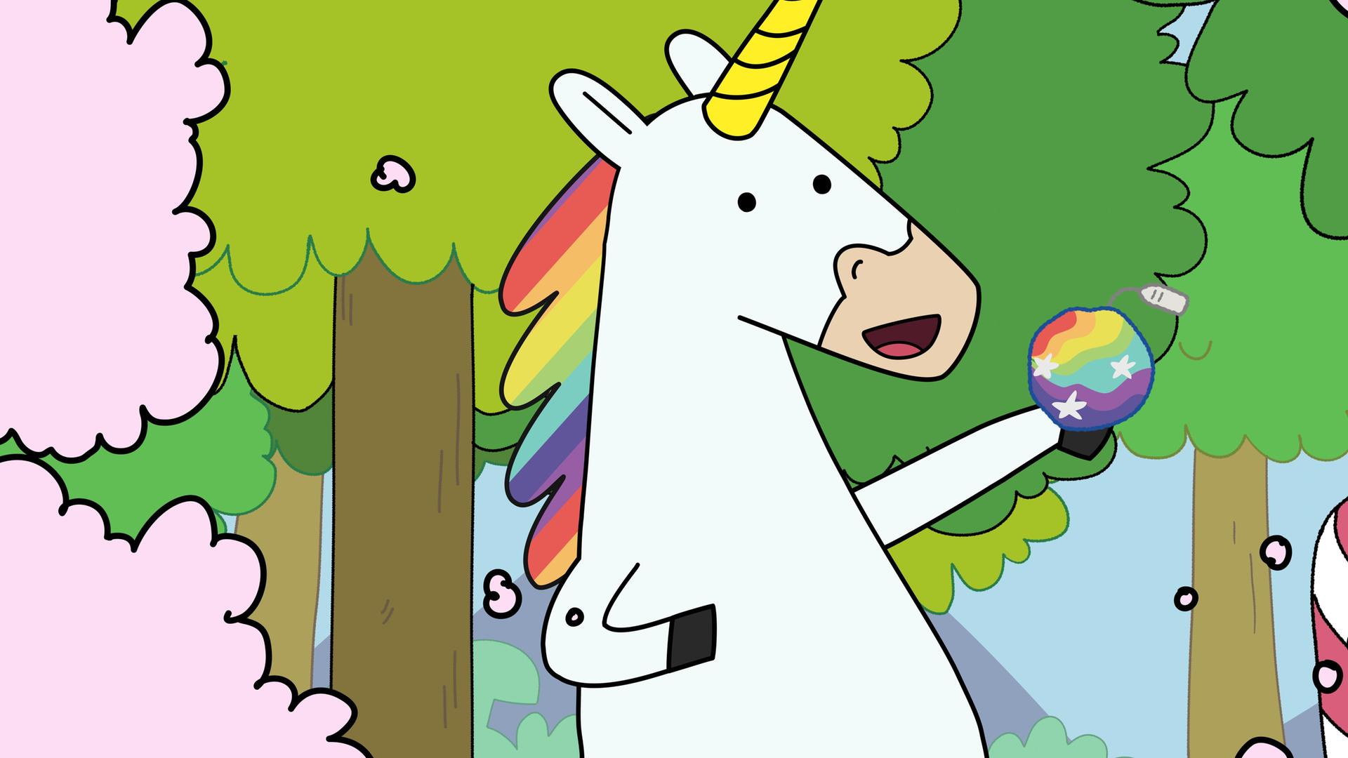 Blümchen hält eine ballförmige, regenbogenfarbene Badebombe mit Sternchenmuster ausgestreckt vor sich und blickt diese entzückt an. Sie ist umgeben von rosafarbenen Wölkchen. Dahinter sind Bäume und Berge.