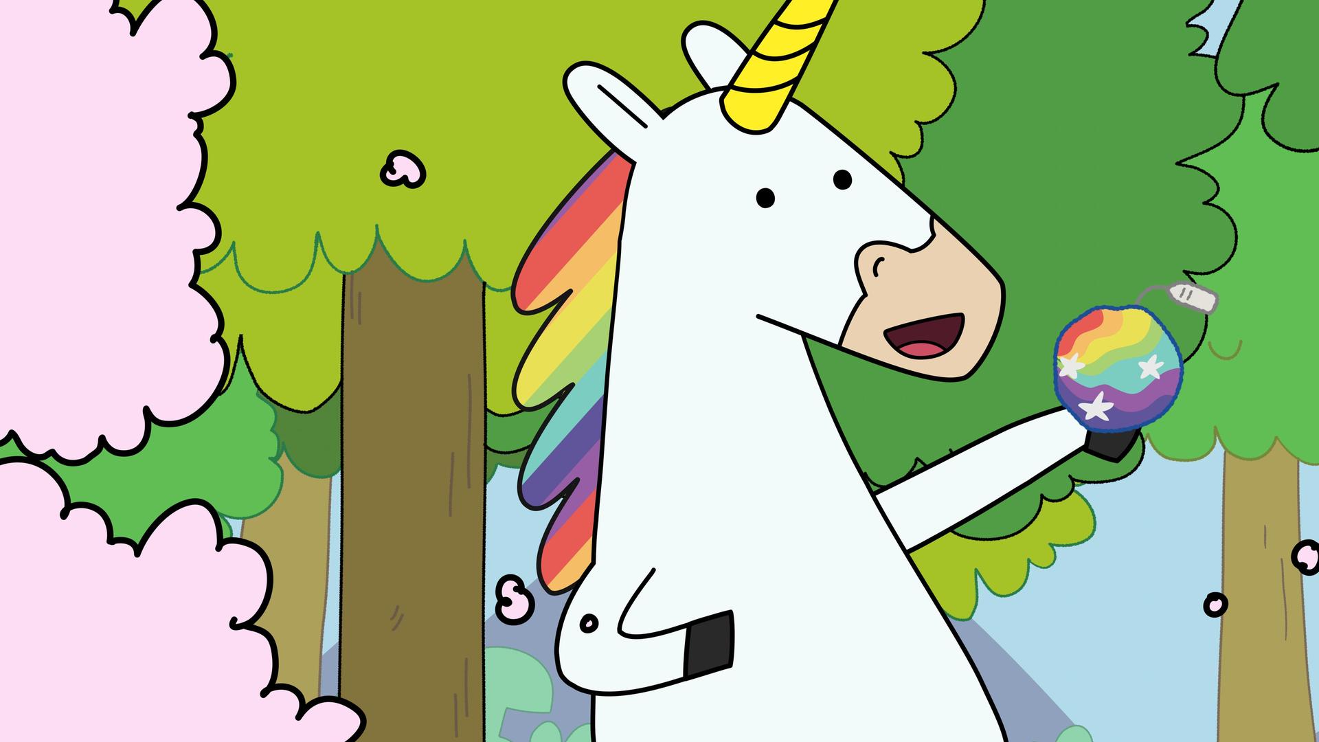 Blümchen hält eine ballförmige, regenbogenfarbene Badebombe mit Sternchenmuster ausgestreckt vor sich und blickt diese entzückt an. Sie ist umgeben von rosafarbenen Wölkchen. Dahinter sind Bäume und Berge.