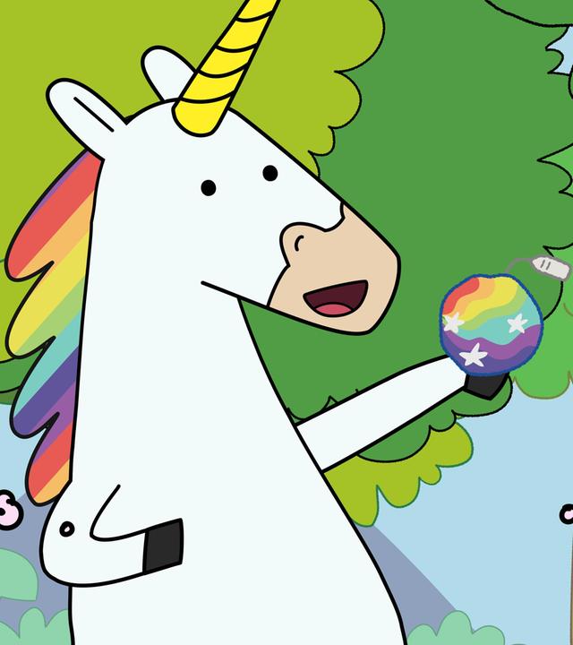 Blümchen hält eine ballförmige, regenbogenfarbene Badebombe mit Sternchenmuster ausgestreckt vor sich und blickt diese entzückt an. Sie ist umgeben von rosafarbenen Wölkchen. Dahinter sind Bäume und Berge.