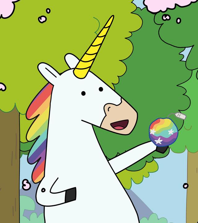 Blümchen hält eine ballförmige, regenbogenfarbene Badebombe mit Sternchenmuster ausgestreckt vor sich und blickt diese entzückt an. Sie ist umgeben von rosafarbenen Wölkchen. Dahinter sind Bäume und Berge.