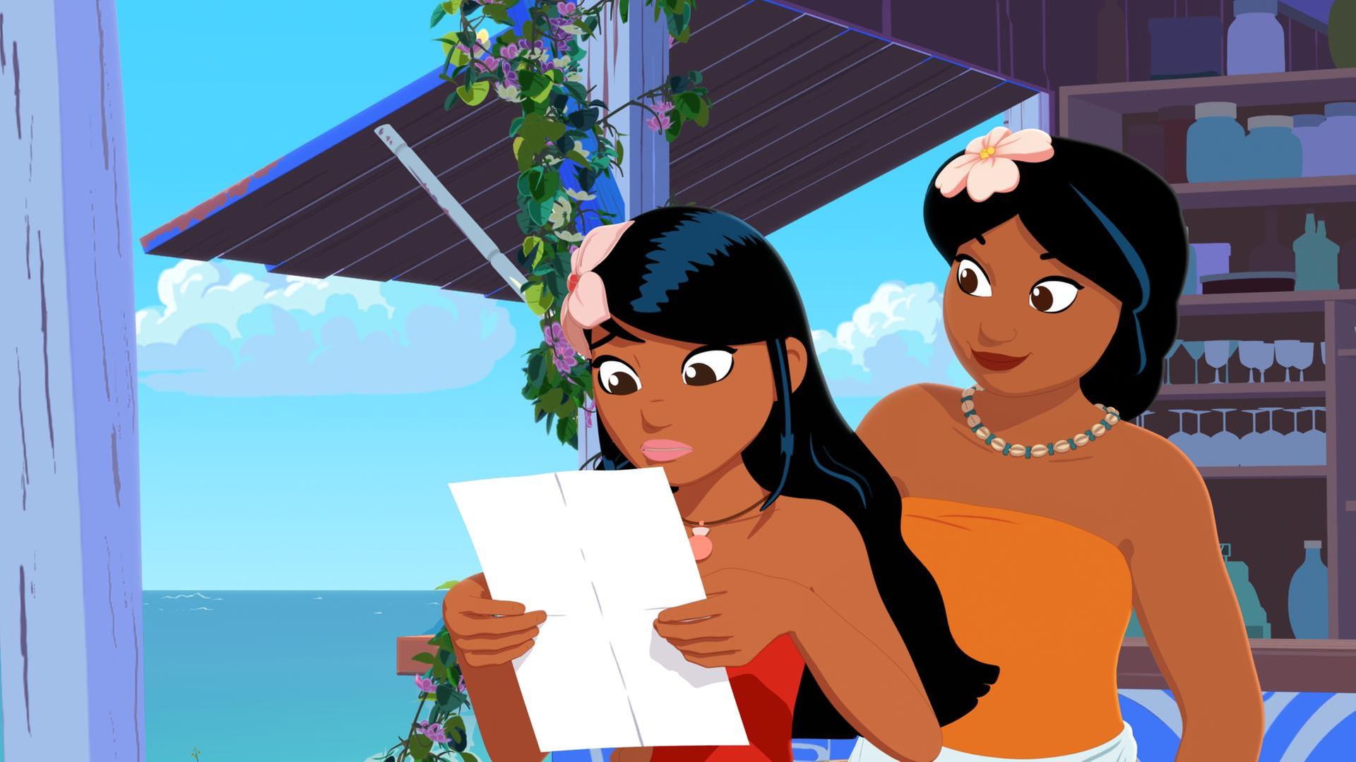 Timeti liest mit ernster Miene den Brief der Kochschule, den sie in ihren Händen hält. Hinter ihr steht ihre Mutter Maeva und schaut freudig zu Timeti.