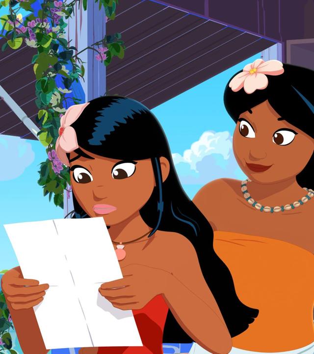 Timeti liest mit ernster Miene den Brief der Kochschule, den sie in ihren Händen hält. Hinter ihr steht ihre Mutter Maeva und schaut freudig zu Timeti.