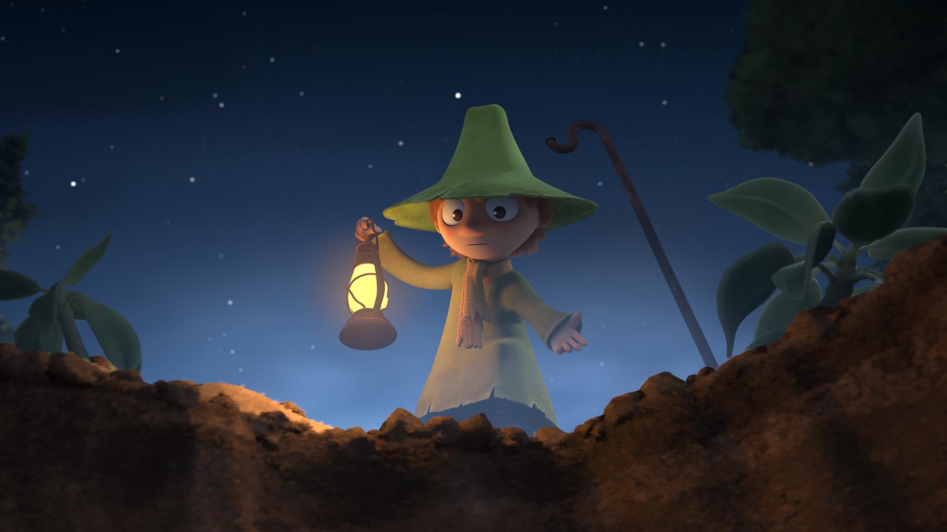 Snufkin steht vor dem dunkelblauen Nachthimmel im Schein seiner Laterne. Er schaut in ein großes Loch vor ihm und streckt seine Hand danach aus.