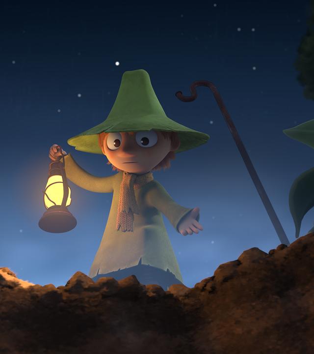 Snufkin steht vor dem dunkelblauen Nachthimmel im Schein seiner Laterne. Er schaut in ein großes Loch vor ihm und streckt seine Hand danach aus.