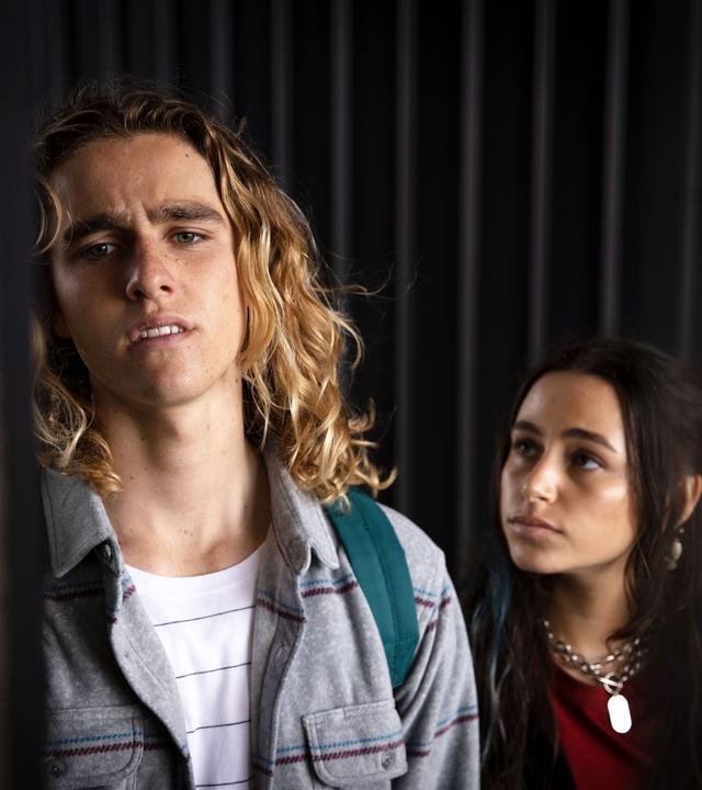 Ari und Summer stehen nebeneinander. Summer schaut fragend zu Ari. Dieser schaut mit nachdenklichem und etwas gequältem Blick nach vorne.