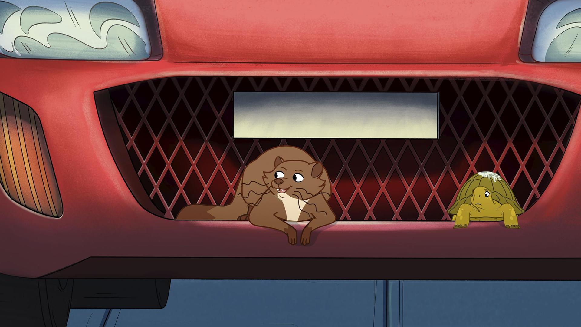 Schildkröte Törtel sitzt auf dem unteren Rand der Umrandung eines Auto-Kühlergrills. Auf seinem Panzer ist ein weißer Fleck. Links neben ihm sitzt der braune Marder Kevin.