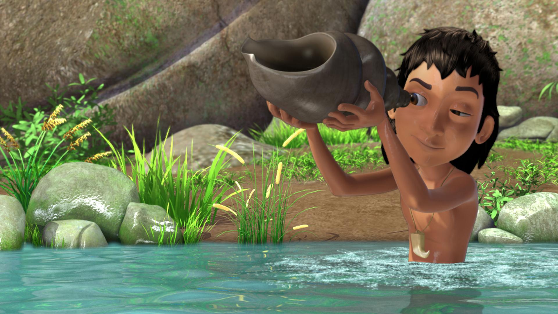 Mogli steht bis zum Bauchnabel im Wasser und blickt in eine große Muschel, die er in den Händen hält.