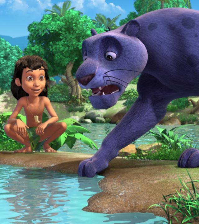 Mogli sitzt in der Hocke am Flussufer. Baghira ist rechts neben ihm und hält vorsichtig seine rechte Vorderpfote ins Wasser.