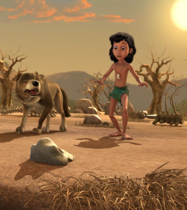 Mogli und Bala wandern durch die ausgedörrte Steppe an einem riesigen Gerippe vorbei. Im Bildhintergrund steht die Sonne große am Himmel.