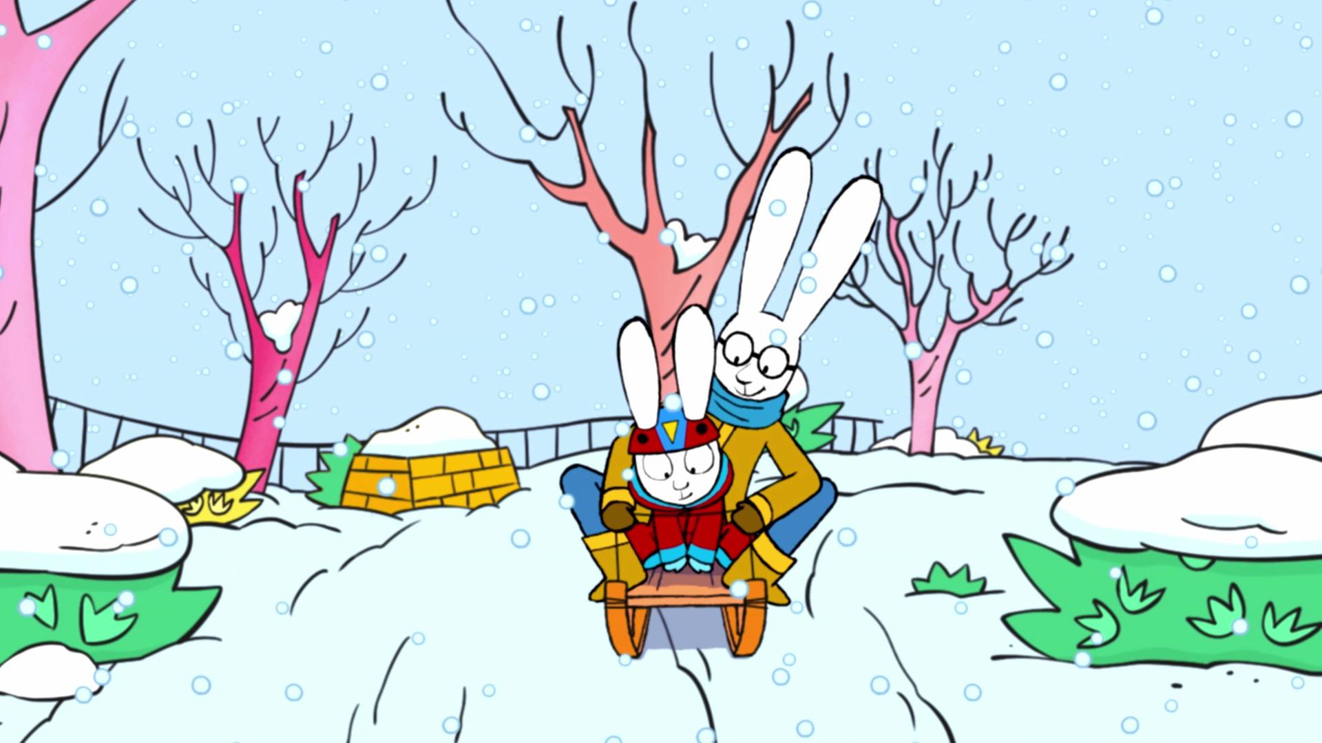 Papa und Simon sitzen hintereinander auf einem Holzschlitten. Sie fahren einen verschneiten Abhang hinunter. Neben dem Weg stehen rechts und links Büsche, die mit Schnee bedeckt sind. Im Hintergrund stehen kahle Bäume. Es schneit große Flocken.