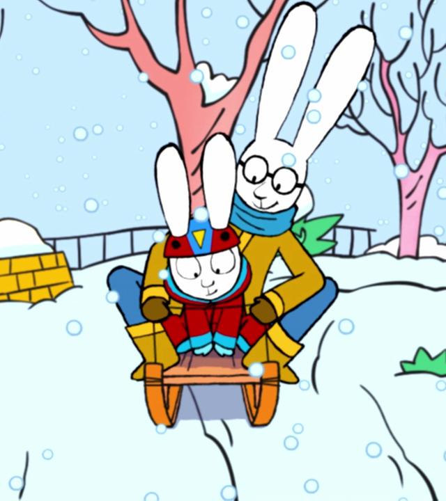 Papa und Simon sitzen hintereinander auf einem Holzschlitten. Sie fahren einen verschneiten Abhang hinunter. Neben dem Weg stehen rechts und links Büsche, die mit Schnee bedeckt sind. Im Hintergrund stehen kahle Bäume. Es schneit große Flocken.