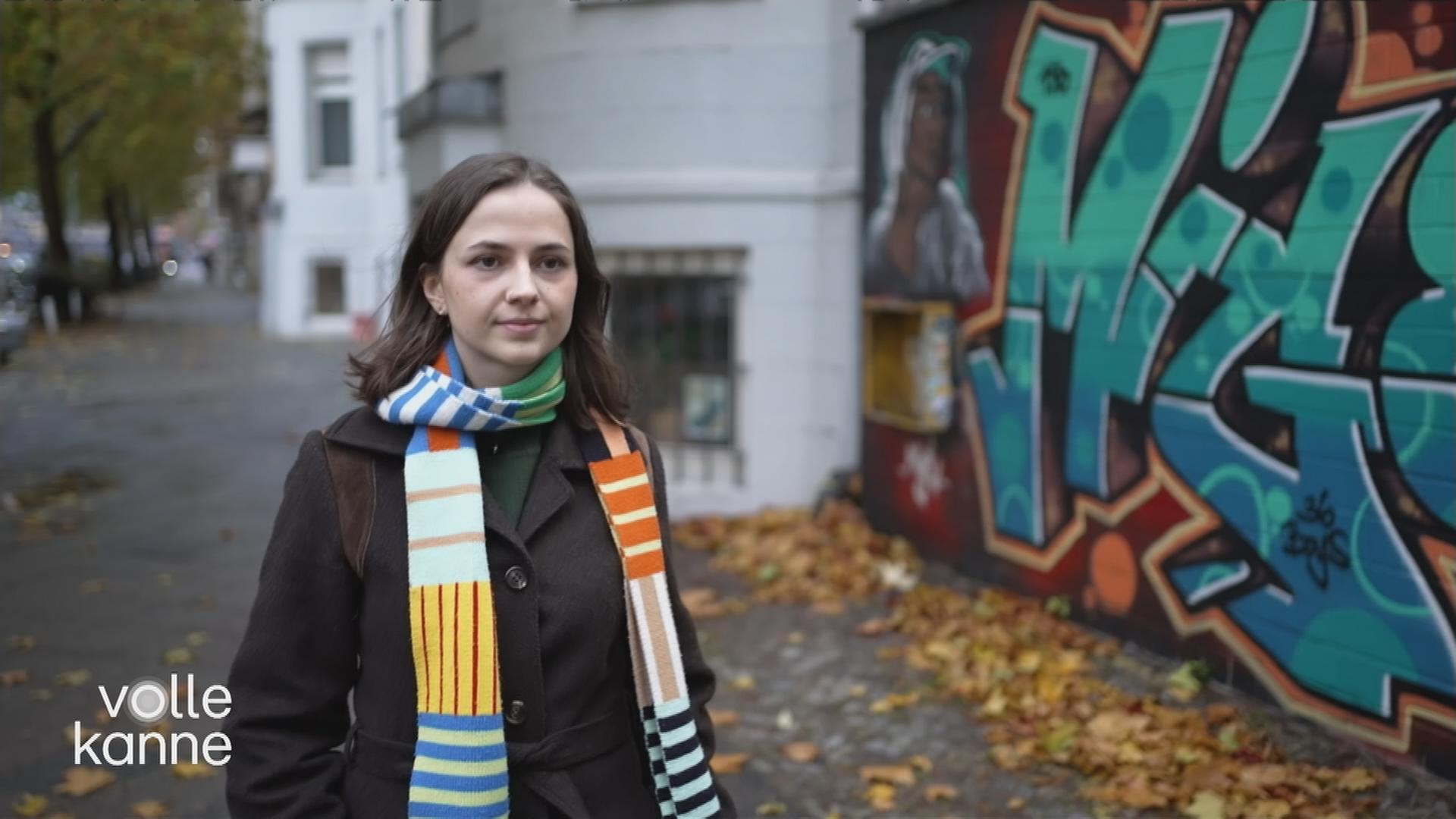 Eine junge Frau auf der Straße.