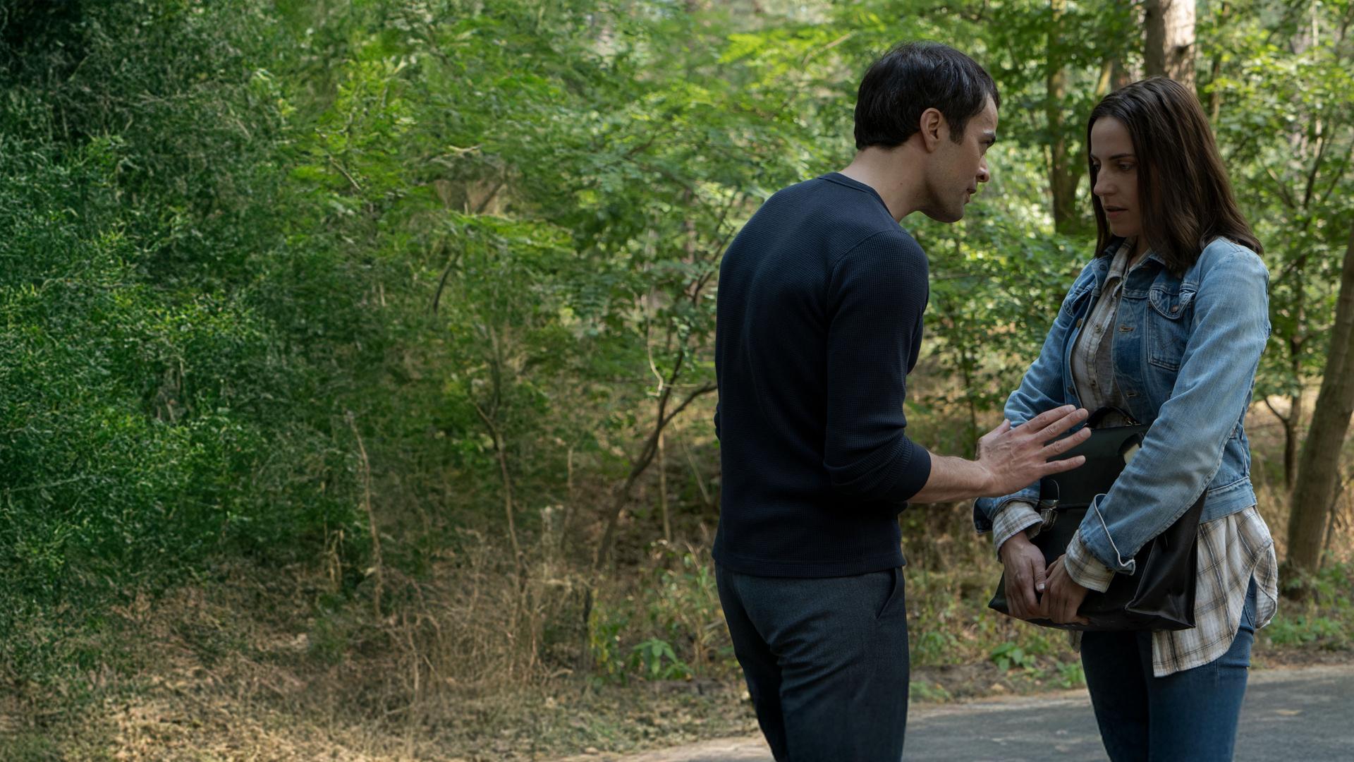 Kevin stellt Emma im Wald zur Rede.