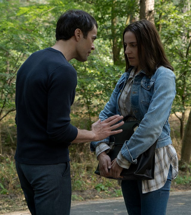 Kevin stellt Emma im Wald zur Rede.